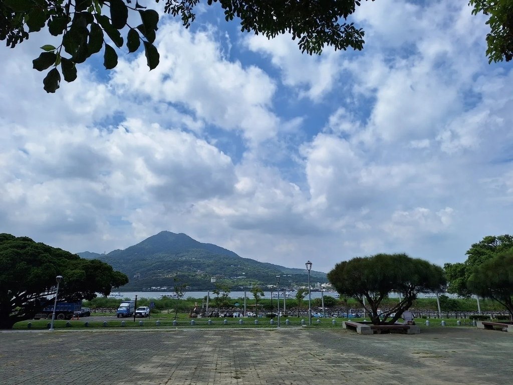 今年的觀音山和淡水河邊；在捷運上擅自播放俗豔流行情歌的小女生.jpg