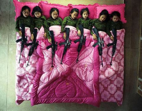 摸到槍，小正妹忍不住笑了-32.jpg