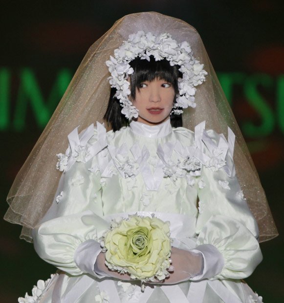 日本新娘機器人上演婚紗時裝秀-3.jpg
