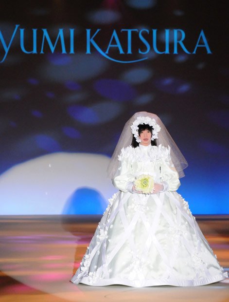 日本新娘機器人上演婚紗時裝秀-5.jpg
