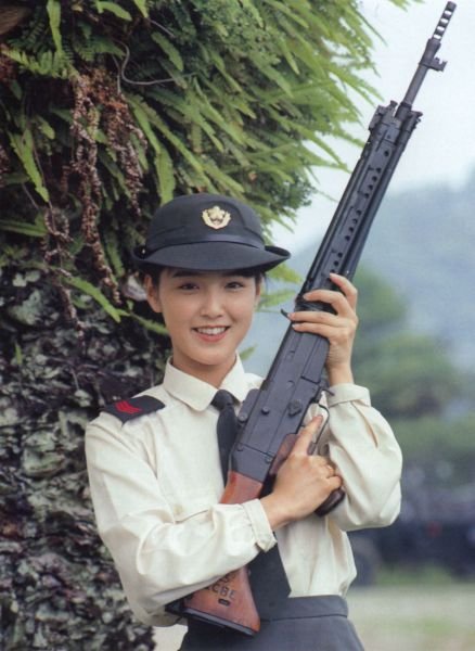 摸到槍，小正妹忍不住笑了-1.jpg