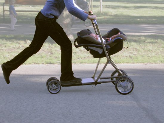 小正妹把嬰兒車當滑板車飆-4.jpg