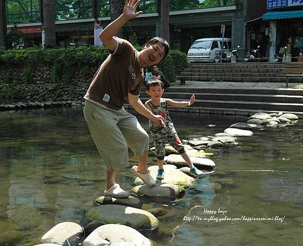 5月。護城河餵魚