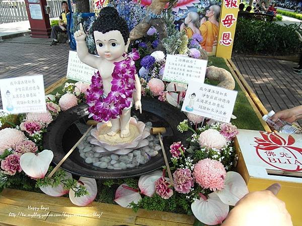 5月。護城河餵魚