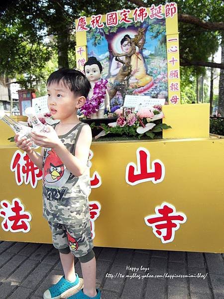 5月。護城河餵魚