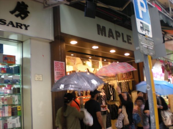 因為躲雨跑進去的小店.JPG