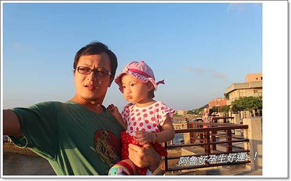IMG_0199拔拔在解釋海，小可愛已經不耐煩想下去玩.JPG