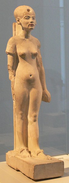 Nefertiti_Standing-striding_Berlin.jpg