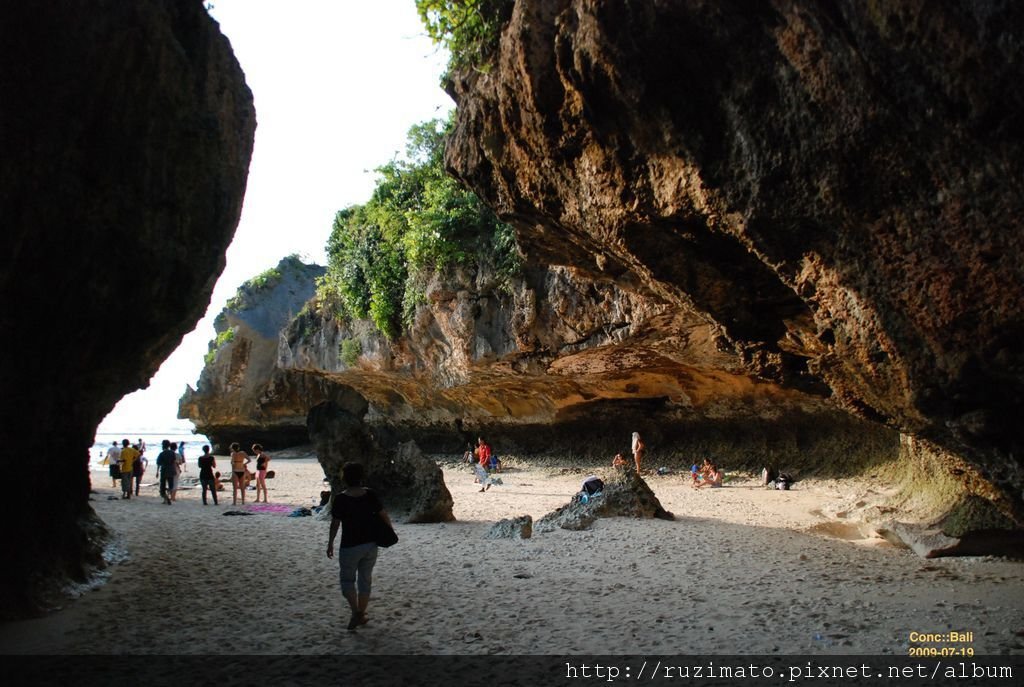 懸崕底的Suluban Beach