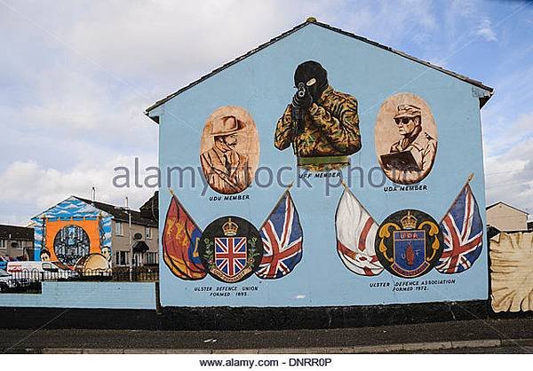 loyalist-paramilitary-mural-in-belfast-showing-a-gunman-as-a-uvf-member-dnrr0p