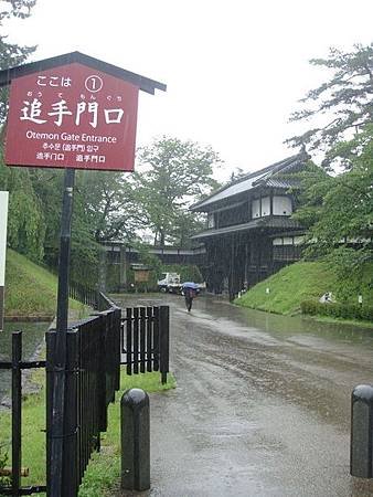 0714027-下大雨的弘前公園.JPG