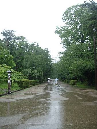 0714038-下大雨的弘前公園.JPG