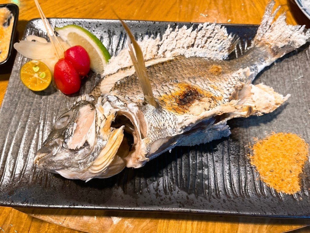 【台北中山美食】富氣水產，遼寧夜市超厚切生魚片口感大滿足，脆