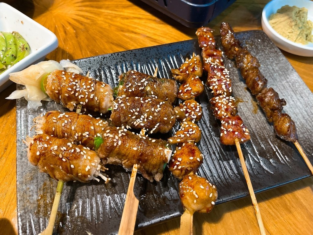 【台北中山美食】富氣水產，遼寧夜市超厚切生魚片口感大滿足，脆