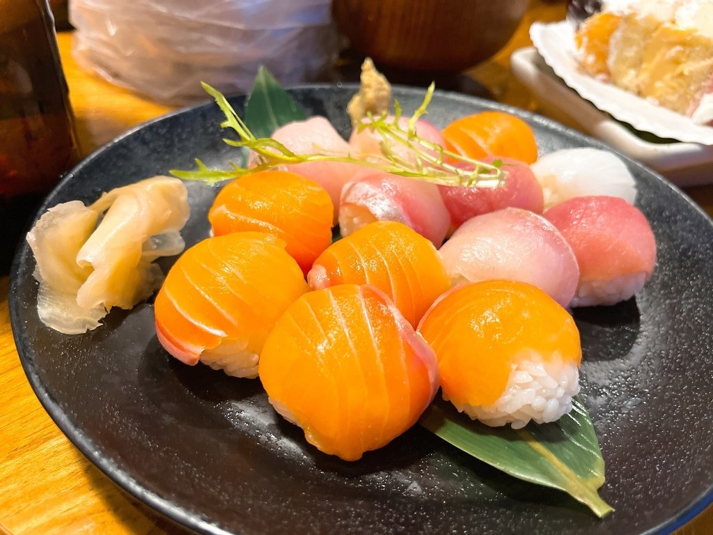 【台北中山美食】富氣水產，遼寧夜市超厚切生魚片口感大滿足，脆