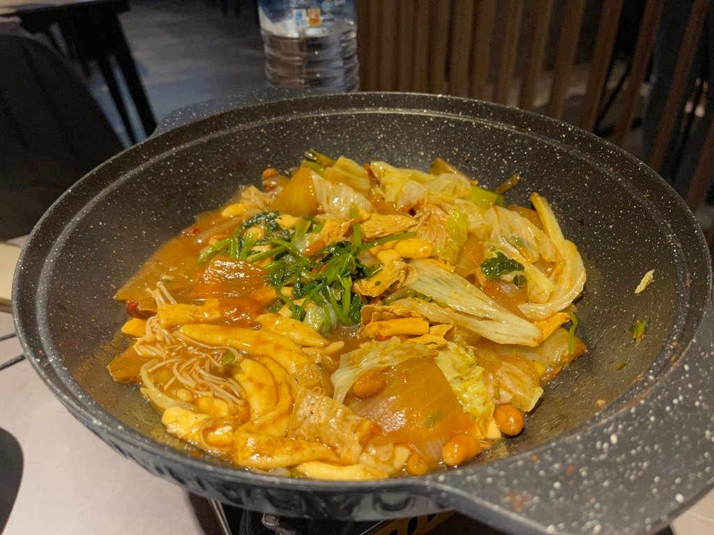 【台北中山美食】吉粵式雞煲，重口味鍋物超下飯，還有燒烤跟炸物