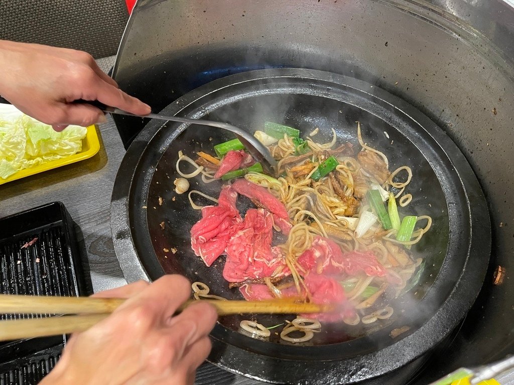 【台北萬華美食】熱滾滾石頭火鍋，爆炒香氣好逼人，店內有這個讓