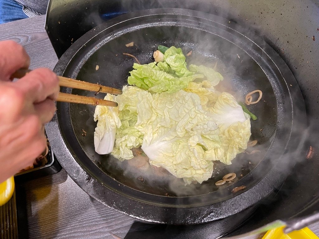 【台北萬華美食】熱滾滾石頭火鍋，爆炒香氣好逼人，店內有這個讓