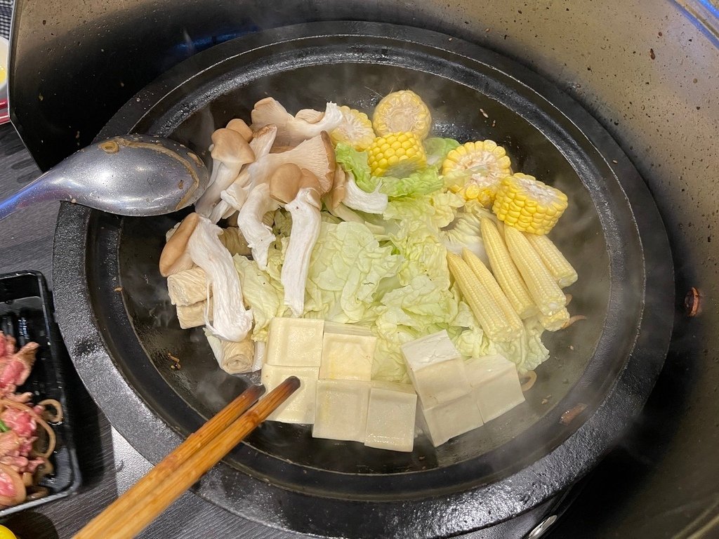 【台北萬華美食】熱滾滾石頭火鍋，爆炒香氣好逼人，店內有這個讓