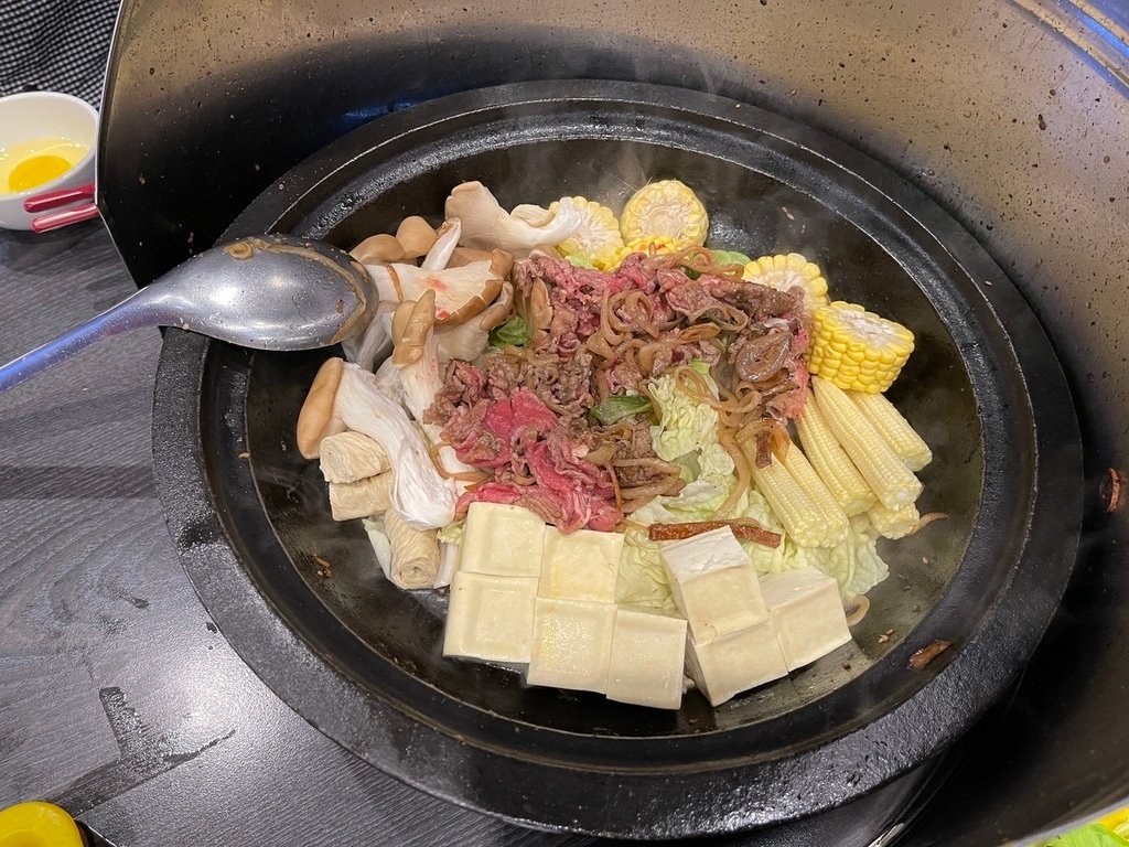 【台北萬華美食】熱滾滾石頭火鍋，爆炒香氣好逼人，店內有這個讓