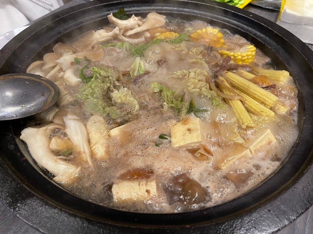 【台北萬華美食】熱滾滾石頭火鍋，爆炒香氣好逼人，店內有這個讓