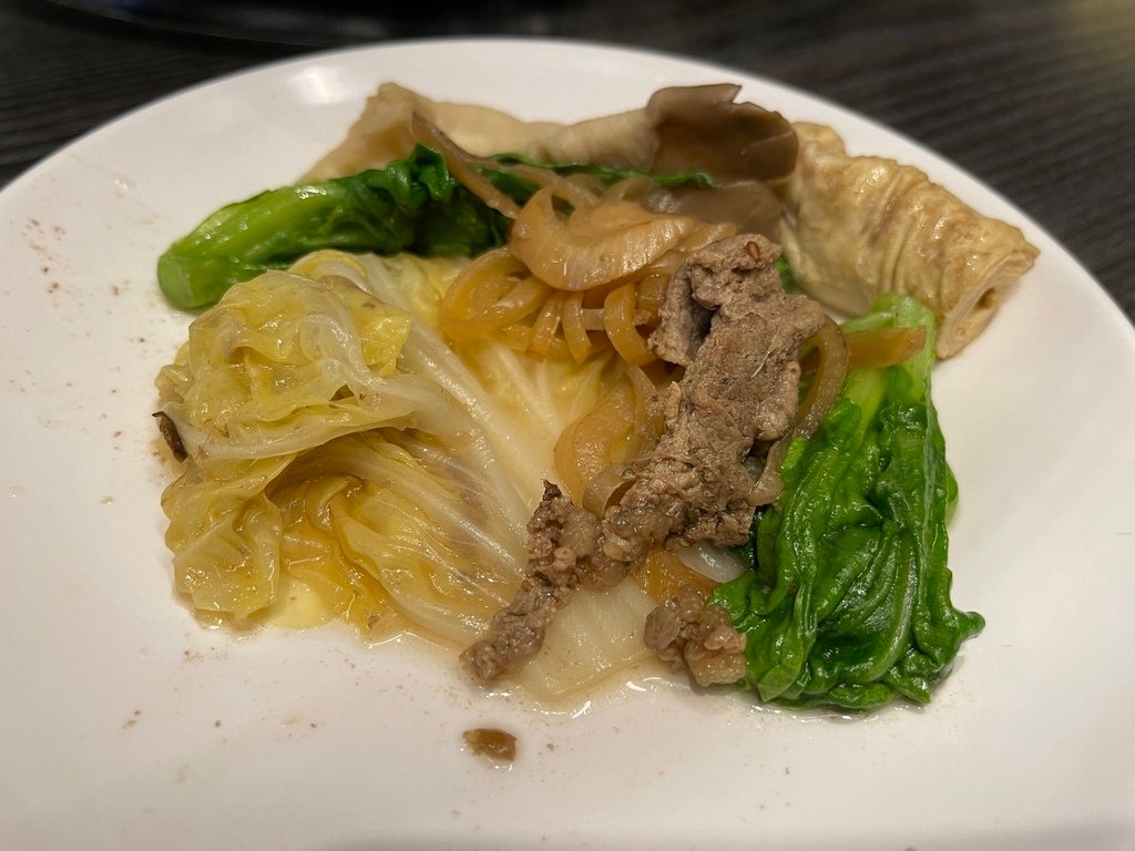 【台北萬華美食】熱滾滾石頭火鍋，爆炒香氣好逼人，店內有這個讓