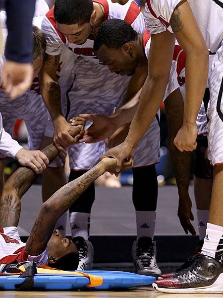 kevin-ware-louisville-teammates