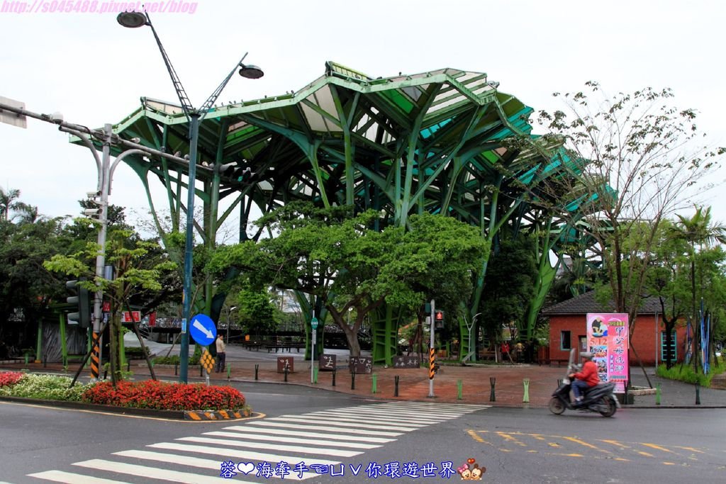 [宜蘭景點]丟丟噹森林廣場(宜蘭火車站)，宛如阿凡達的場景，