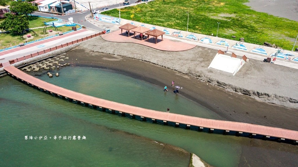 高雄景點【彌陀漁港海岸光廊】夏天戲水秘境(免費景點)，親水河道、木棧道、親子共融公園、美拍彩繪牆