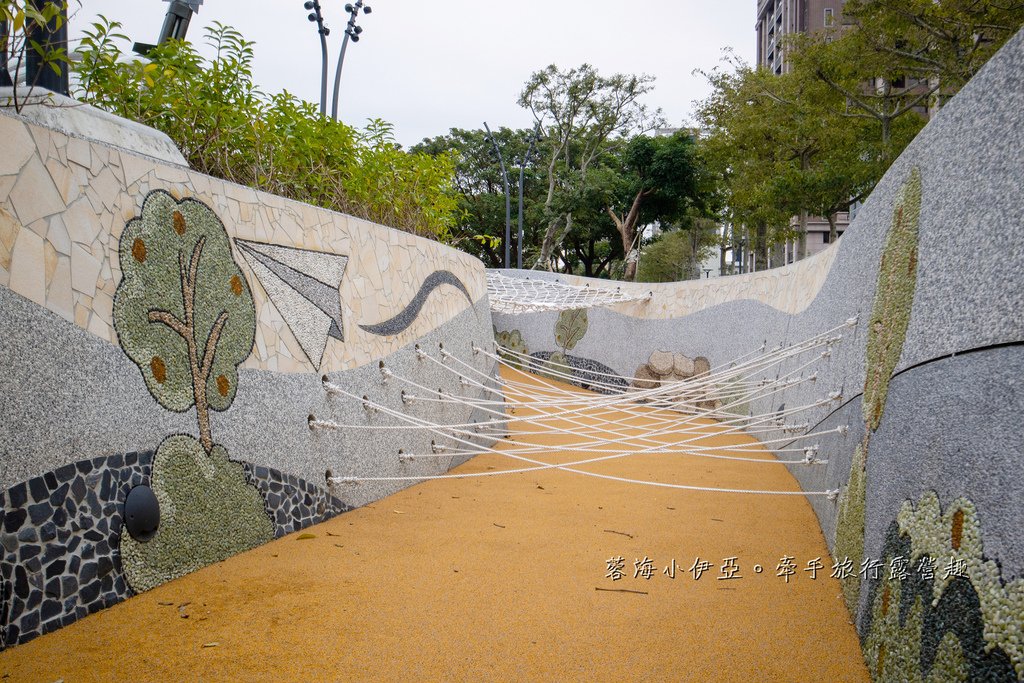 【龍潭運動公園兒童遊戲場】桃園龍潭首座旗艦共融公園，獨創仿軍事意象遊戲共五大區11種遊戲設施