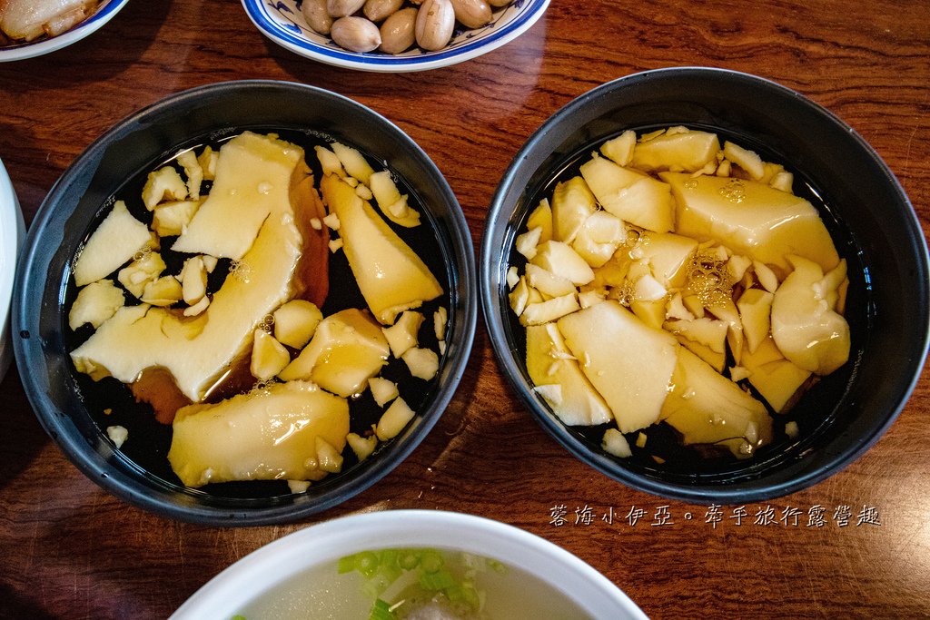 【苗栗美食】大鼎夏荷牛肉麵館～豪宅牛肉麵！浪漫玻璃屋下吃牛肉麵，內用豆花免費吃到飽