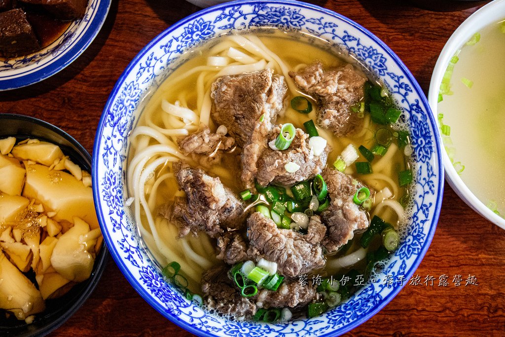 【苗栗美食】大鼎夏荷牛肉麵館～豪宅牛肉麵！浪漫玻璃屋下吃牛肉麵，內用豆花免費吃到飽