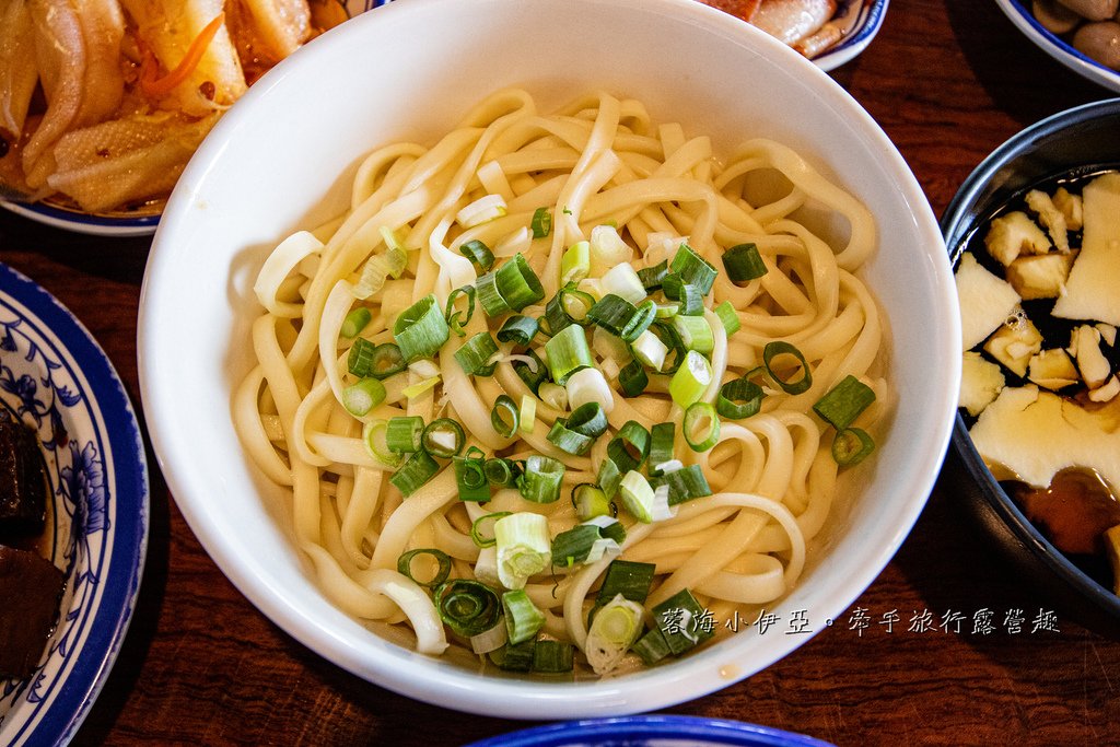 【苗栗美食】大鼎夏荷牛肉麵館～豪宅牛肉麵！浪漫玻璃屋下吃牛肉麵，內用豆花免費吃到飽