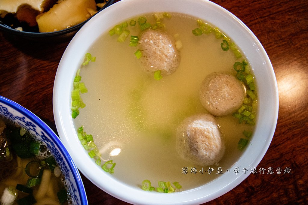 【苗栗美食】大鼎夏荷牛肉麵館～豪宅牛肉麵！浪漫玻璃屋下吃牛肉麵，內用豆花免費吃到飽