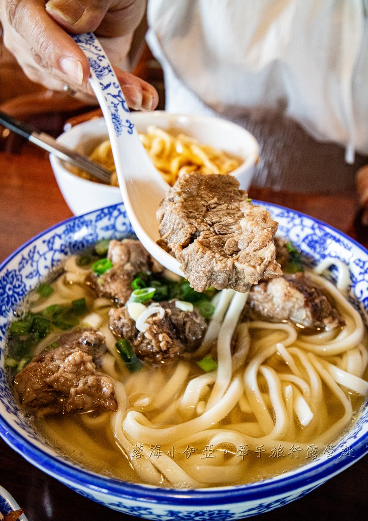 【苗栗美食】大鼎夏荷牛肉麵館～豪宅牛肉麵！浪漫玻璃屋下吃牛肉麵，內用豆花免費吃到飽