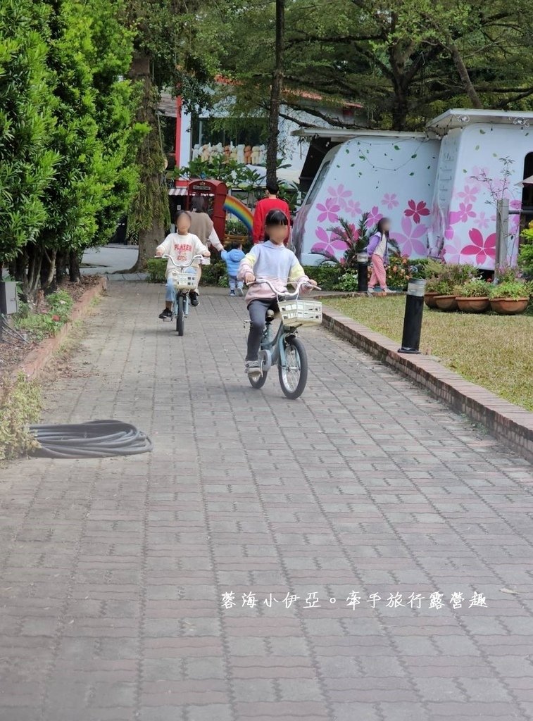 光住宿就很忙！嘉義【詩情花園渡假村露營車】一泊二食，一站式親子玩樂，高爾夫練習、煙火秀、放天燈、魔術表演、BBQ烤肉