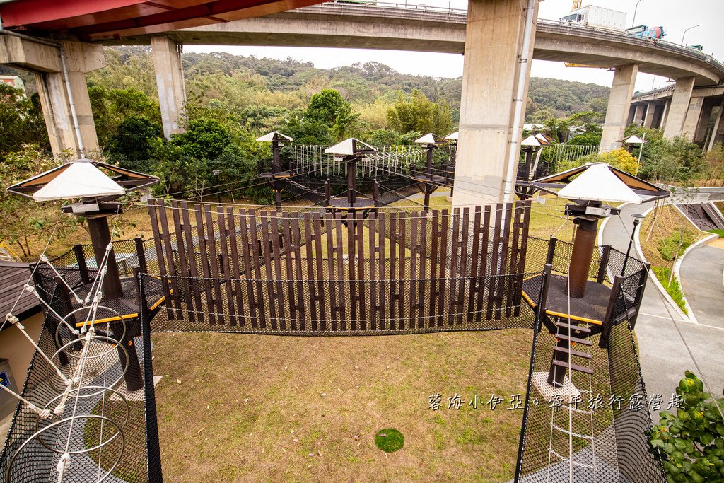 桃園【平鎮運動公園遊戲場】全新啟用！適合愛挑戰的孩子，擺盪遊戲、攀岩場等八項設施，滿足各種年齡層