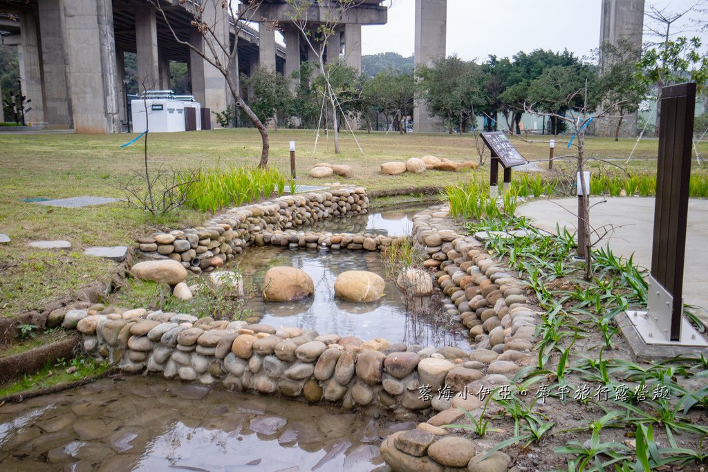桃園【平鎮運動公園遊戲場】全新啟用！適合愛挑戰的孩子，擺盪遊戲、攀岩場等八項設施，滿足各種年齡層