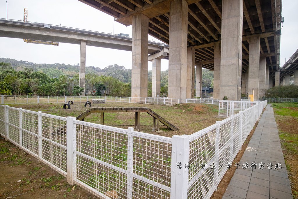 桃園【平鎮運動公園遊戲場】全新啟用！適合愛挑戰的孩子，擺盪遊戲、攀岩場等八項設施，滿足各種年齡層