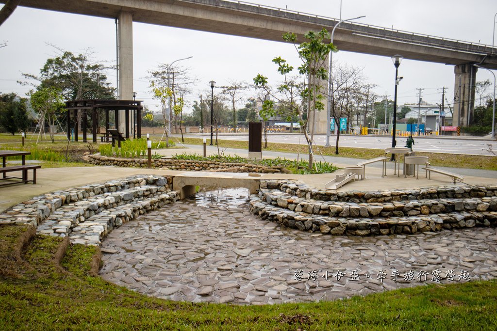 桃園【平鎮運動公園遊戲場】全新啟用！適合愛挑戰的孩子，擺盪遊戲、攀岩場等八項設施，滿足各種年齡層