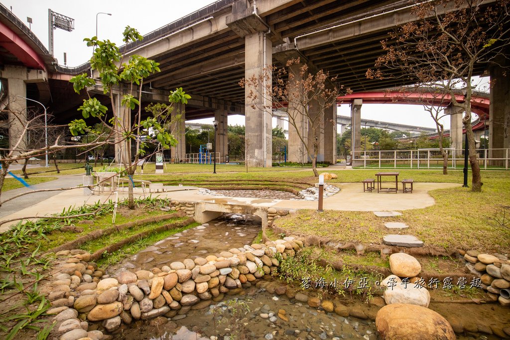 桃園【平鎮運動公園遊戲場】全新啟用！適合愛挑戰的孩子，擺盪遊戲、攀岩場等八項設施，滿足各種年齡層