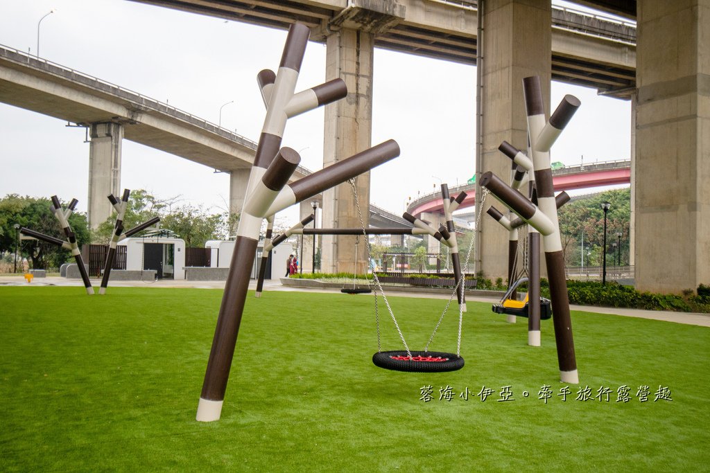 桃園【平鎮運動公園遊戲場】全新啟用！適合愛挑戰的孩子，擺盪遊戲、攀岩場等八項設施，滿足各種年齡層