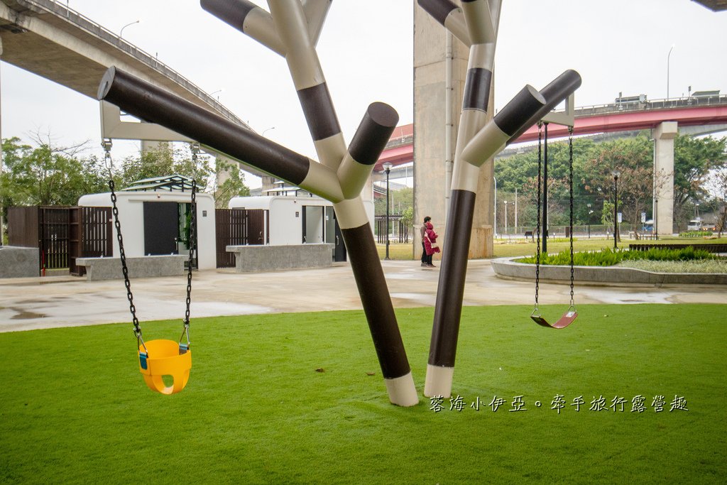 桃園【平鎮運動公園遊戲場】全新啟用！適合愛挑戰的孩子，擺盪遊戲、攀岩場等八項設施，滿足各種年齡層