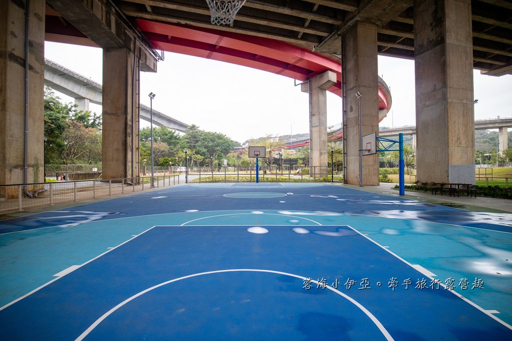 桃園【平鎮運動公園遊戲場】全新啟用！適合愛挑戰的孩子，擺盪遊戲、攀岩場等八項設施，滿足各種年齡層