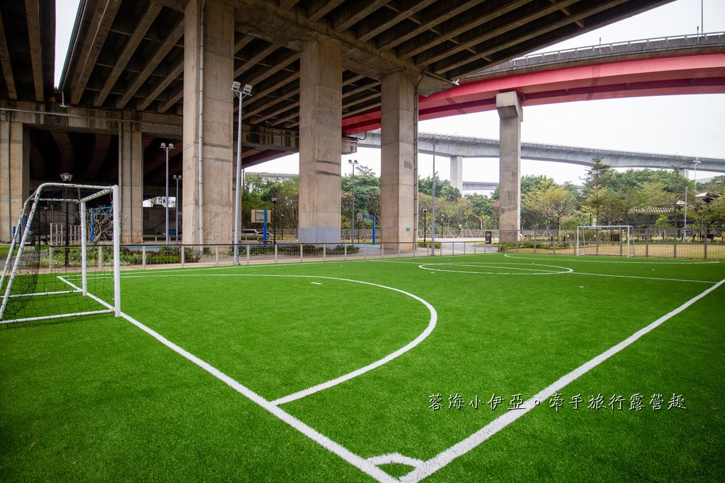 桃園【平鎮運動公園遊戲場】全新啟用！適合愛挑戰的孩子，擺盪遊戲、攀岩場等八項設施，滿足各種年齡層