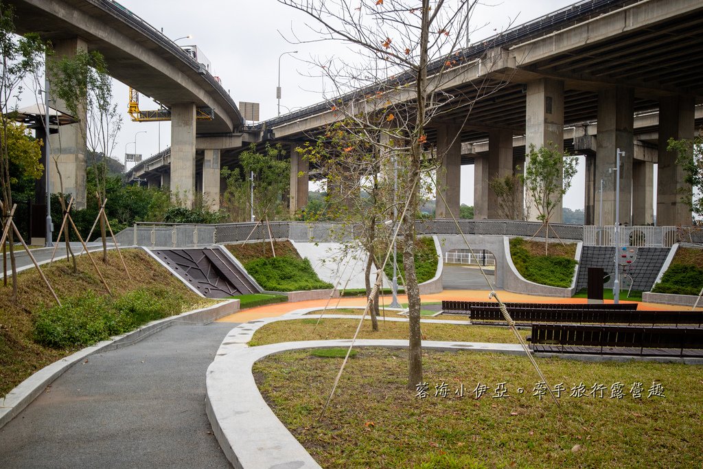 桃園【平鎮運動公園遊戲場】全新啟用！適合愛挑戰的孩子，擺盪遊戲、攀岩場等八項設施，滿足各種年齡層