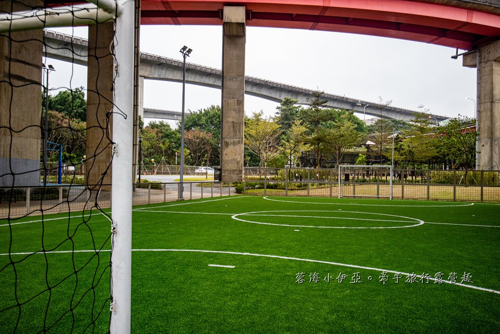 桃園【平鎮運動公園遊戲場】全新啟用！適合愛挑戰的孩子，擺盪遊戲、攀岩場等八項設施，滿足各種年齡層