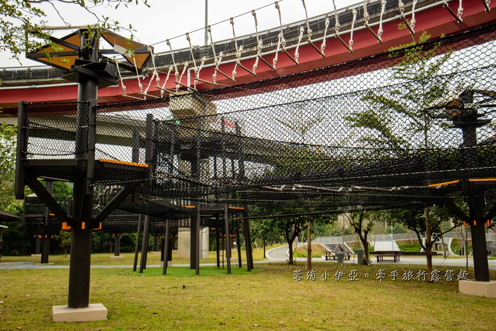 桃園【平鎮運動公園遊戲場】全新啟用！適合愛挑戰的孩子，擺盪遊戲、攀岩場等八項設施，滿足各種年齡層