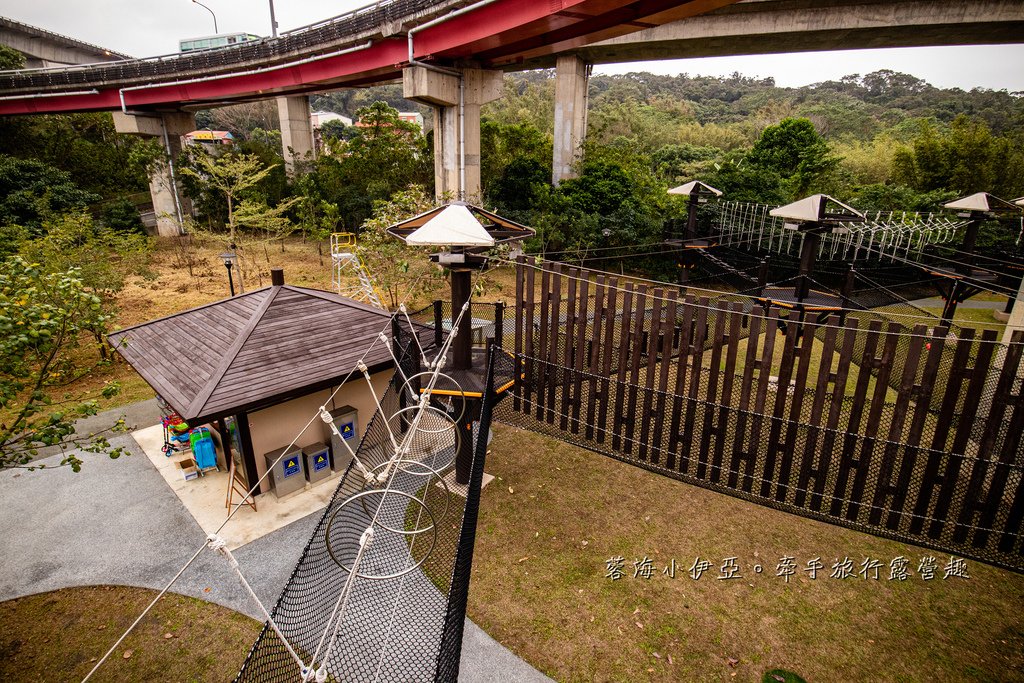 桃園【平鎮運動公園遊戲場】全新啟用！適合愛挑戰的孩子，擺盪遊戲、攀岩場等八項設施，滿足各種年齡層