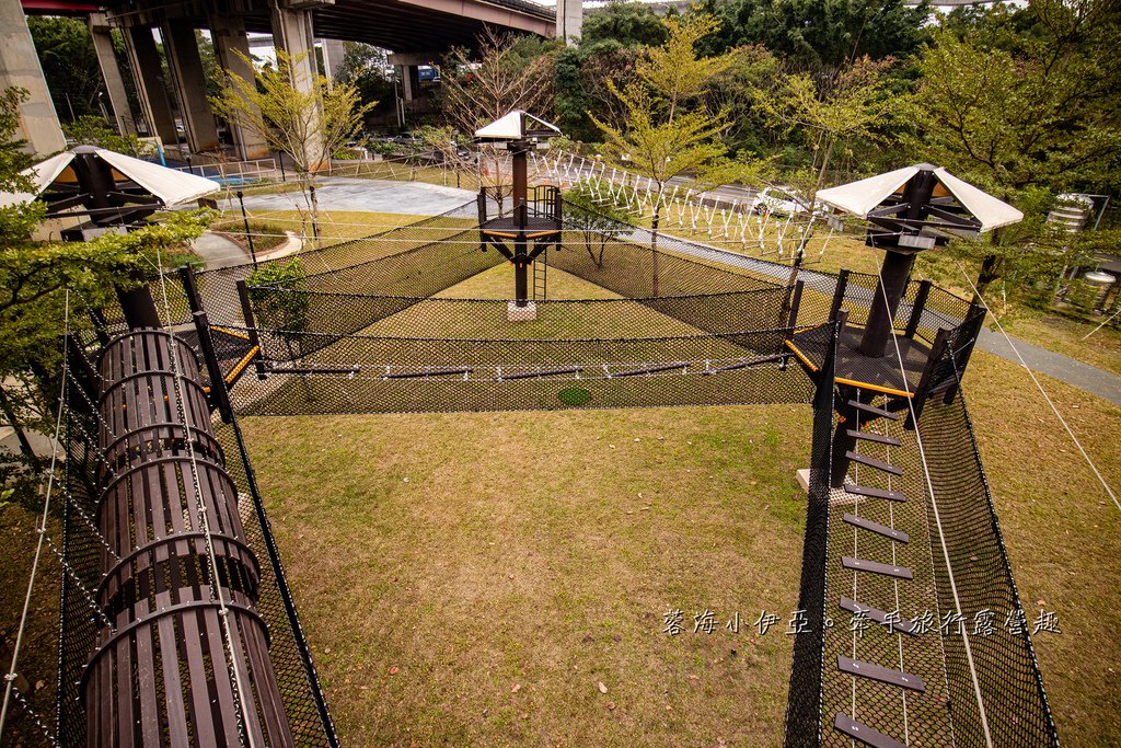 桃園【平鎮運動公園遊戲場】全新啟用！適合愛挑戰的孩子，擺盪遊戲、攀岩場等八項設施，滿足各種年齡層